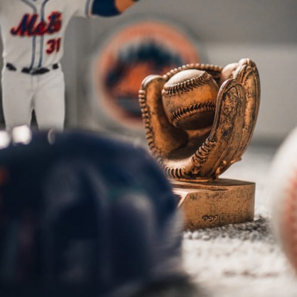 Sculpture balle de baseball dans gants marron B45-Baseball