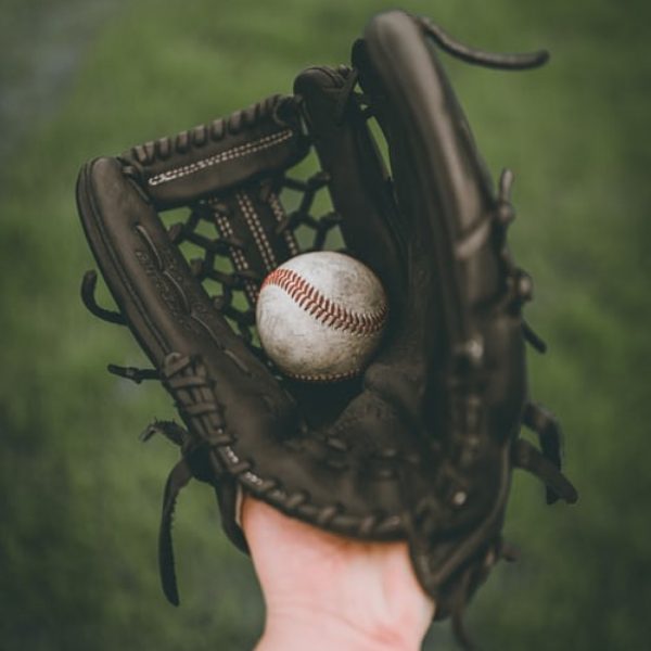 Balle de Baseball dans gant marron sombre B-45 Baseball