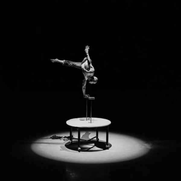 Performance balance sur une main Cirque du Soleil