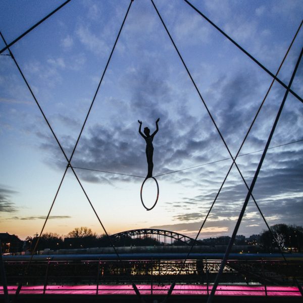 Performance en air libre de femme au Cirque du Soleil