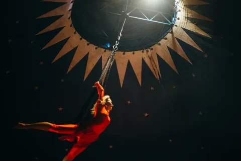 Femme orange volante Cirque du Soleil