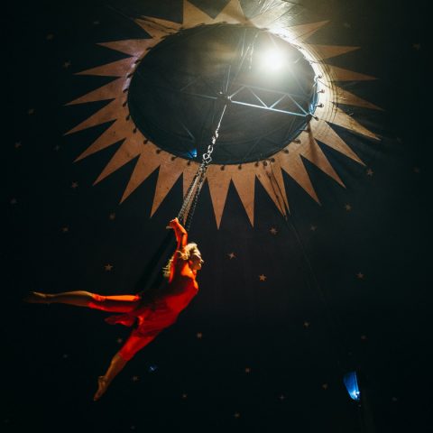 Femme orange volante Cirque du Soleil
