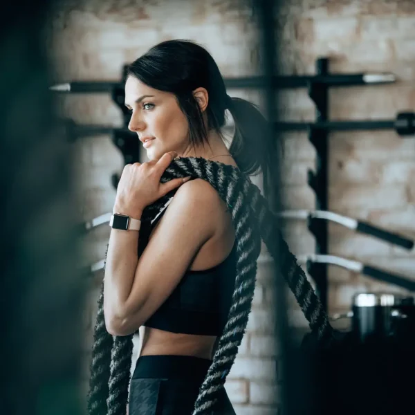 Femme qui porte des cordes entraînement Stronger Experts